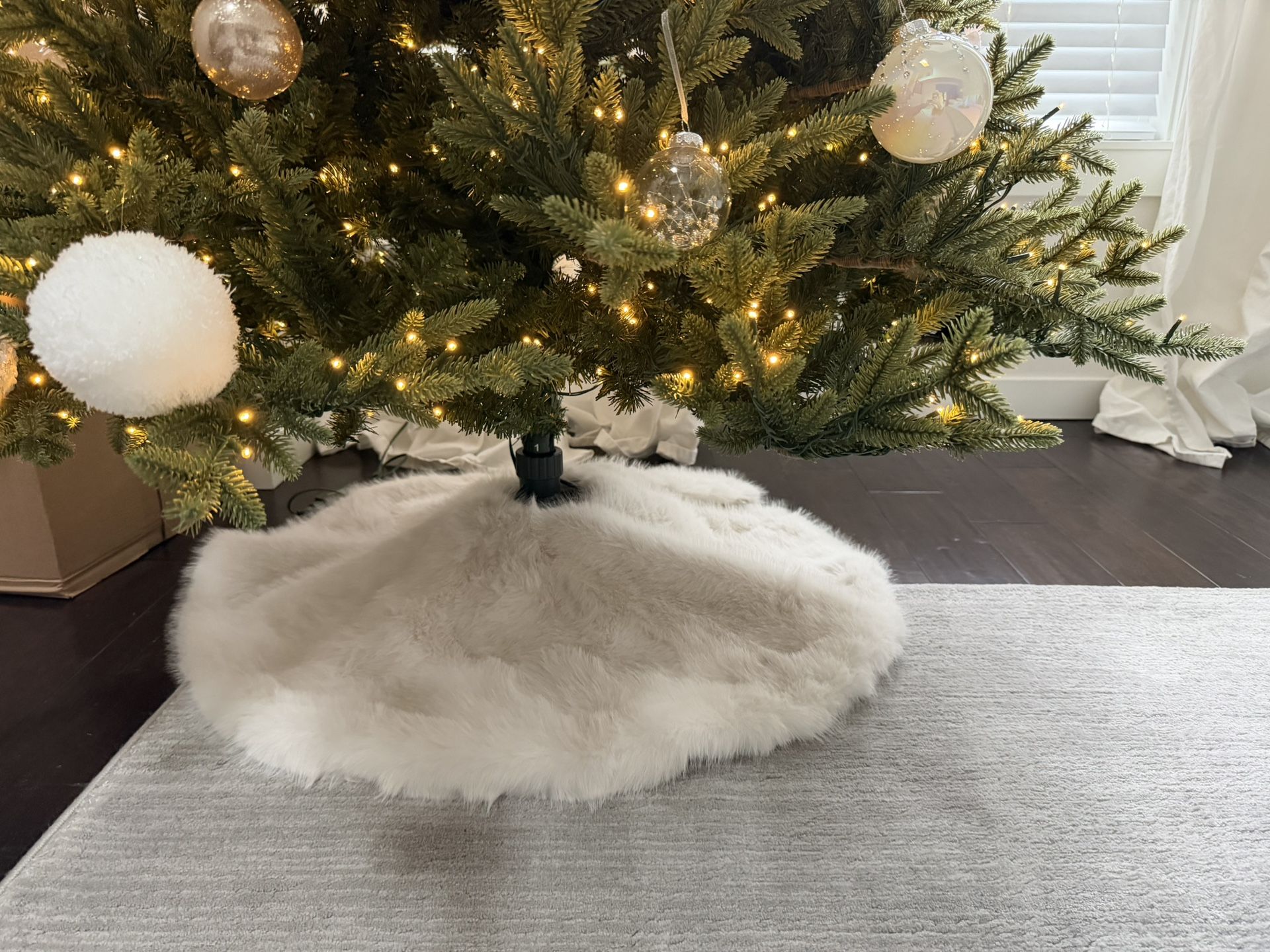 Fuzzy / faux fur 30in tree skirt brand new PRICE FIRM