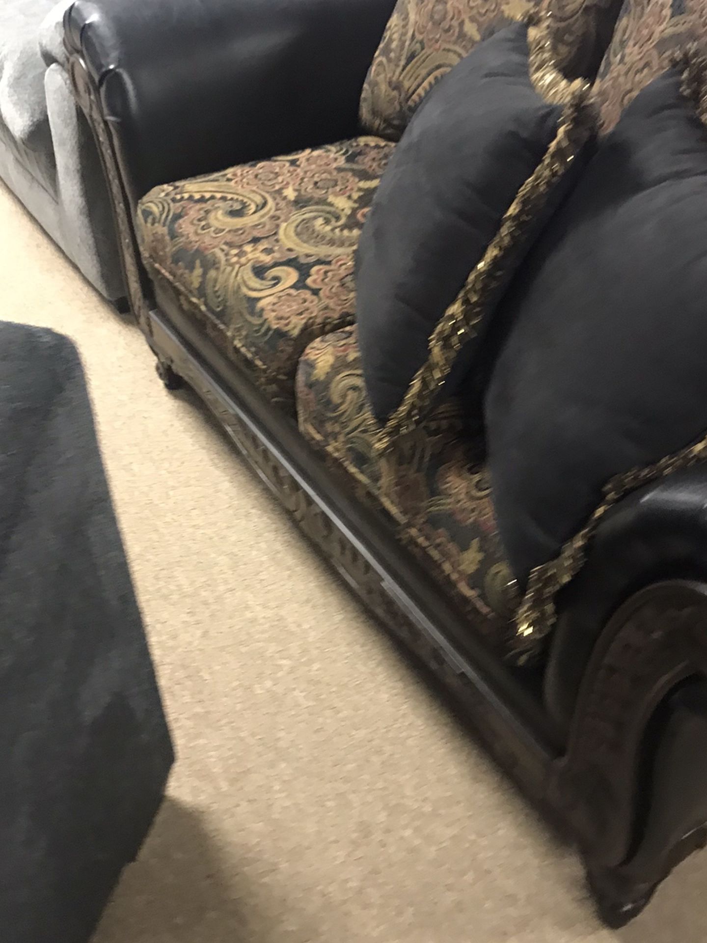 Beautiful Couch for sale With Pillows