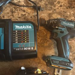 Makita Taladro Una Pila , Y El Cargado 