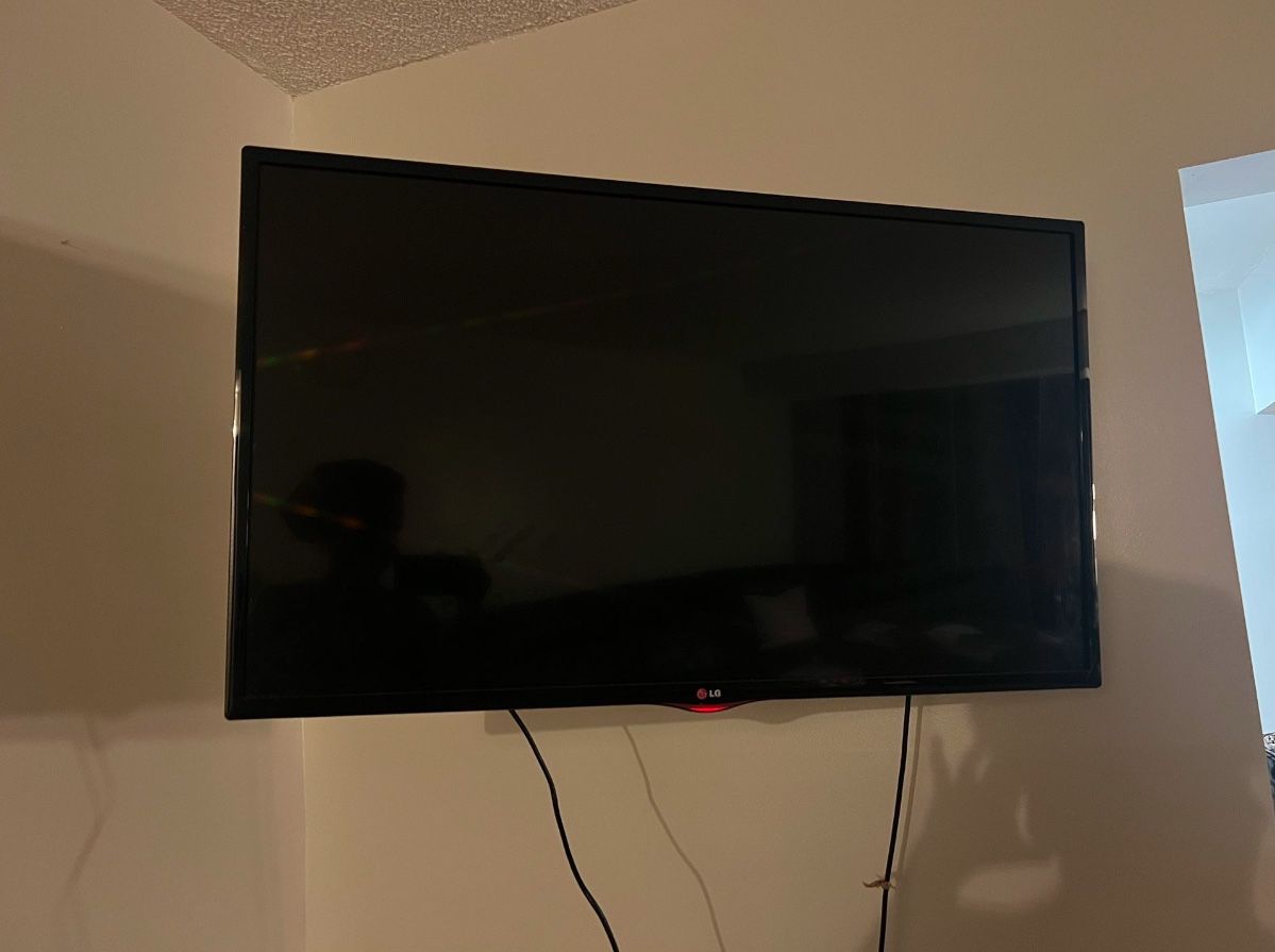 42" Class 1080p LED TV (41.9" diagonal) WITH WALL MOUNT