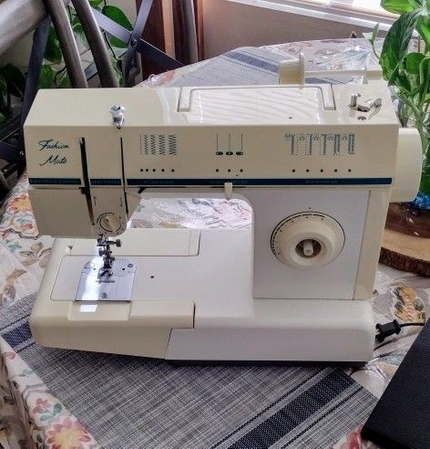 Singer Fashion Mate Sewing Machine With Pedal