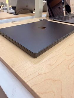 Macbook Pro 14" 2024 M5 24GB 1TB Midnight Black one year Apple care
