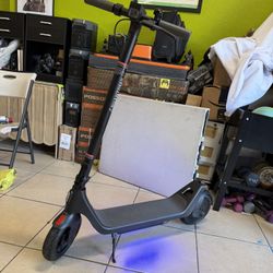 PHANTOOM GOGO ELECTRIC SCOOTER 15MPH. 28MILES RANGE.  LED HEAD LIGHT  SMART SIDE LIGHTS.  FOLDABLE INCLUDES CHARGER 