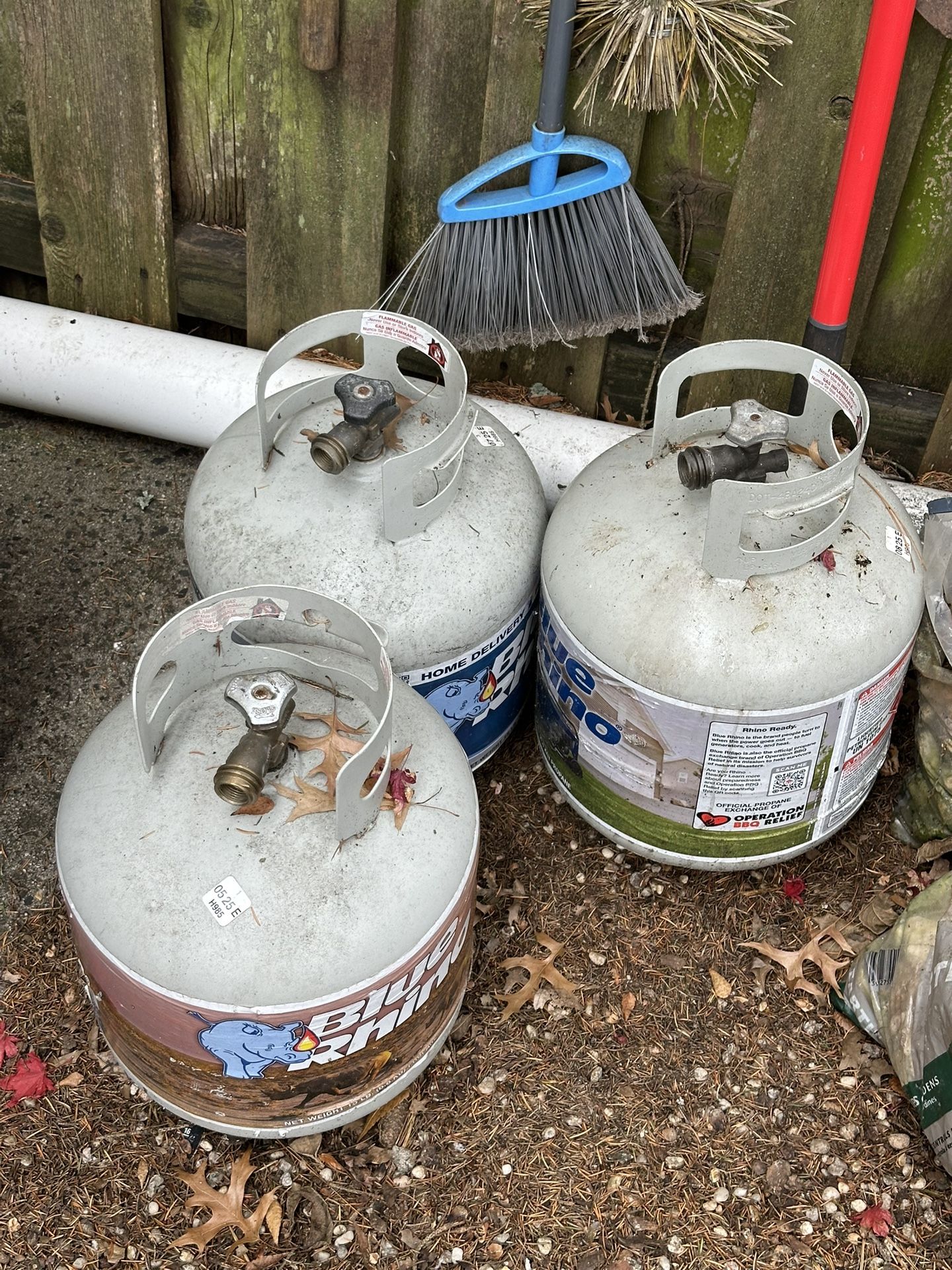 EMPTY PROPANE TANKS