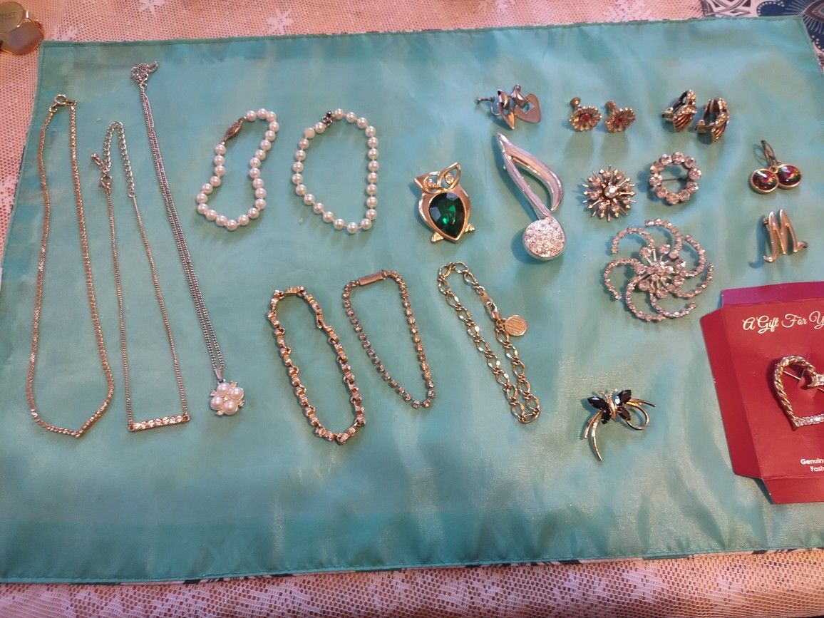 20 Pieces of Old Jewelry 3 Necklaces 5 Brackets 7 Brooches 4 Sets Of Earrings