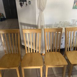 Wood table / 4 chairs 🪑