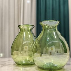 This is an Arthur Percy green glass vase produced by Gullaskruf, Sweden, c. 1950s. 