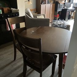 Kitchen table with 2 chairs, wooden, like new