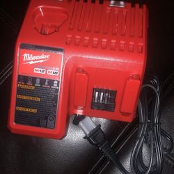Milwaukee. M18 Cargador 