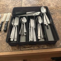 42 Pc Cutlery Set Plus 4 Steak Knives/ 2 Reg Knives 