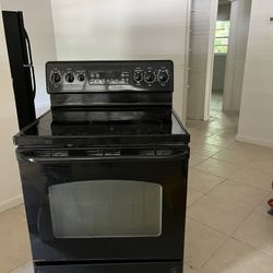 CLEAN GE STOVE FOR SALE $100