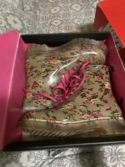 Rain boots women size 7