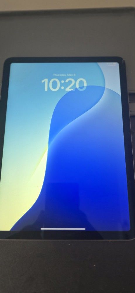 iPad Air 4th Gen w/ Keyboard Case