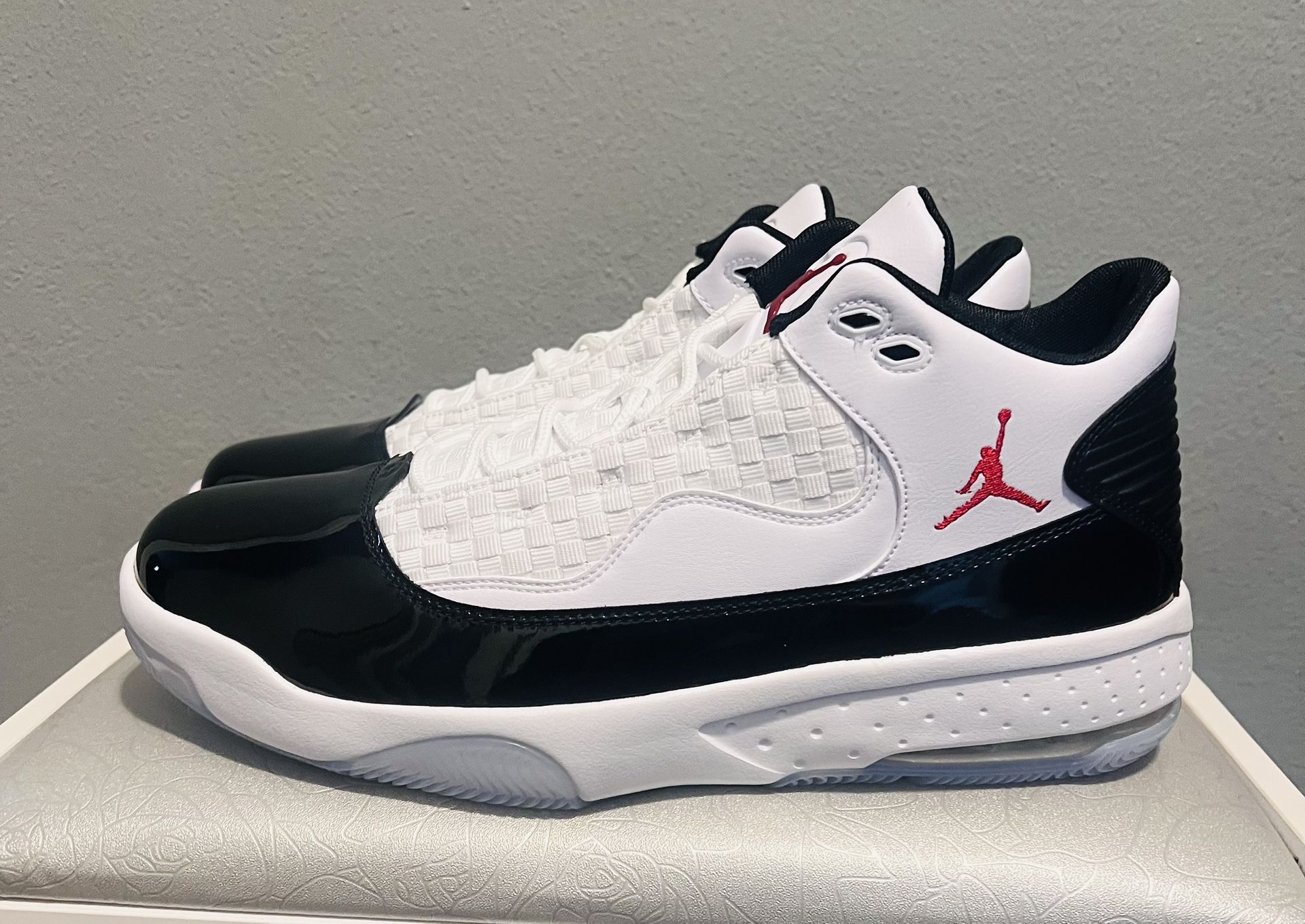 Jordan MAX Aura2    Size 11