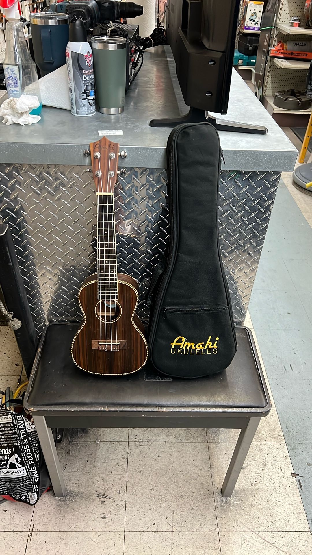 Amahi C440 Ukulele w/ Case