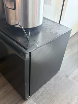 Hisense 1.6 Cu ft Single Door Mini Fridge, Black, Energy Star