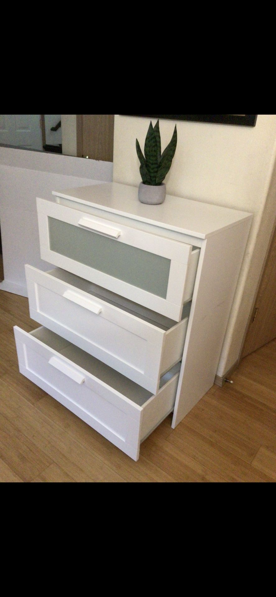 Awesome White Ikea brimnes 3 drawer dresser in excellent preowned