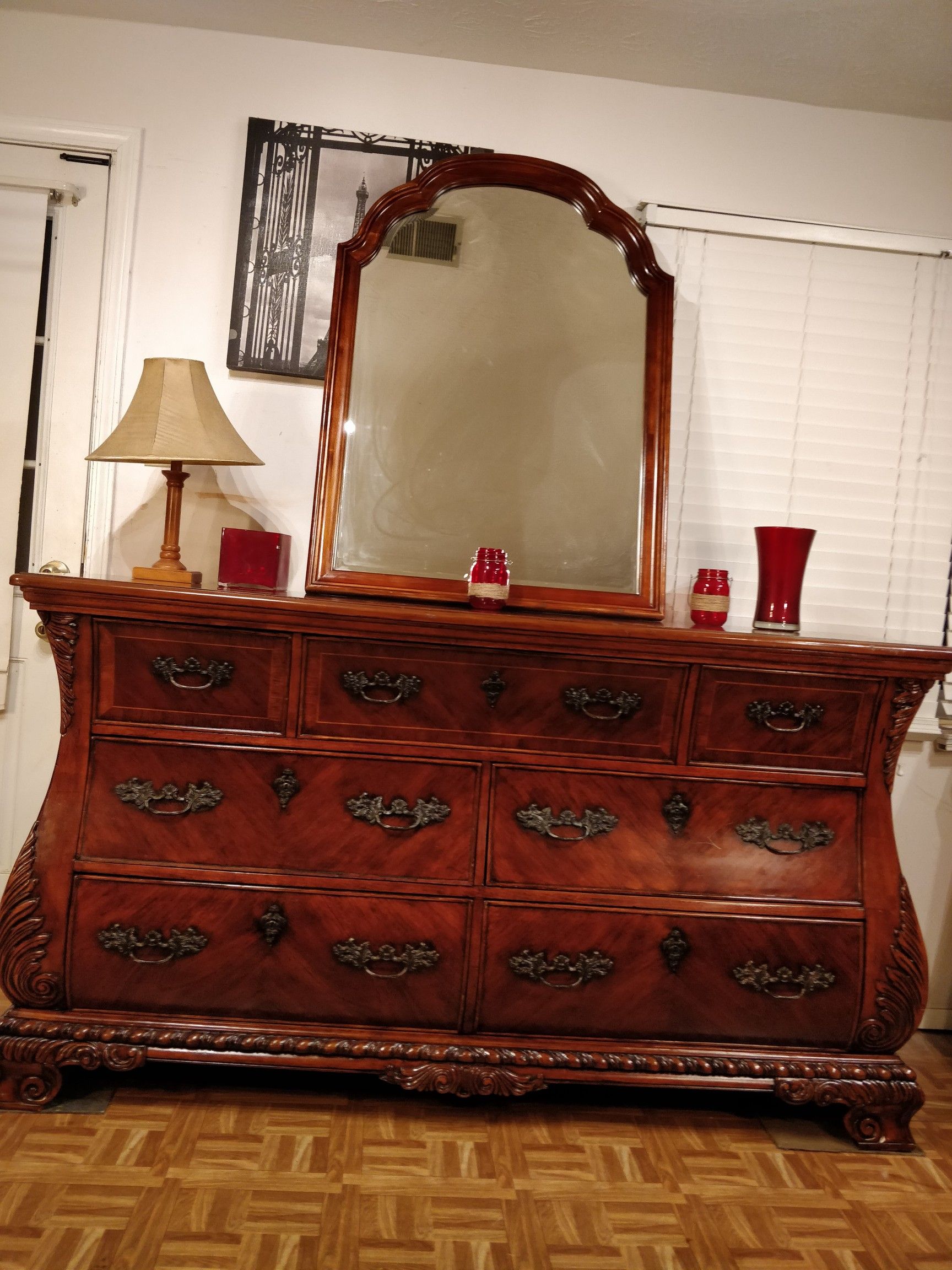 Solid wood giant BROYHILL dresser with mirror and big drawers in great condition, all drawers sliding smoothly, pet free smoke free. L72"*W20"*H40"