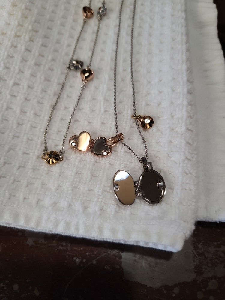 2 Coach Knecklace With 2 Lockets