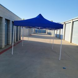 20x10 Pop Up Canopy Tent Portable Heavy Duty  Instant CanopiesBrand new in the box 

Heavy duty 

I have it in black,  white and blue color 

Located 
