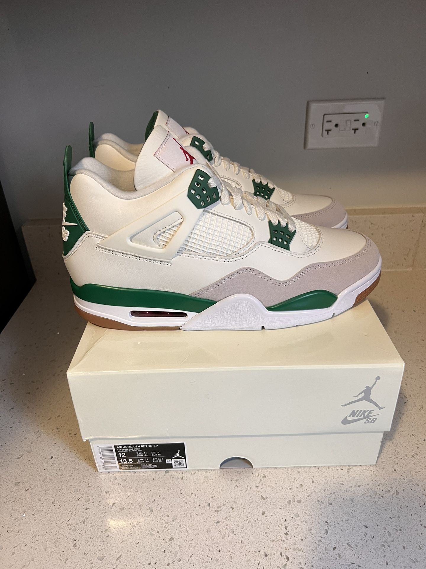 Air Jordan 4 Green Size 12 Brand New