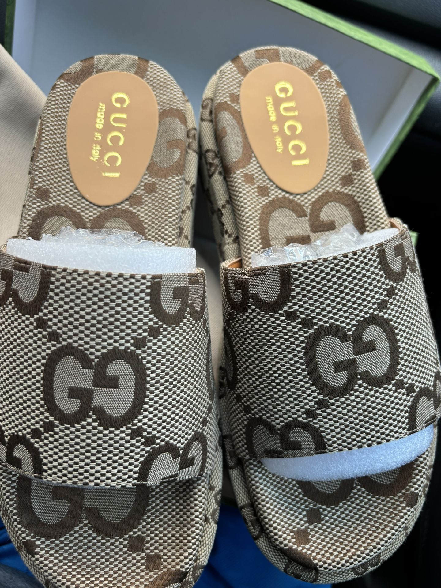 Woman’s Gucci slides Size 8