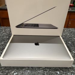 2018 MacBook Pro 15” I9 1 TB SSD W/ 32 MB RAM