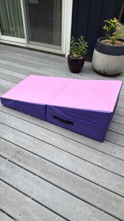 Folding gymnastics ‘cheese’ mat