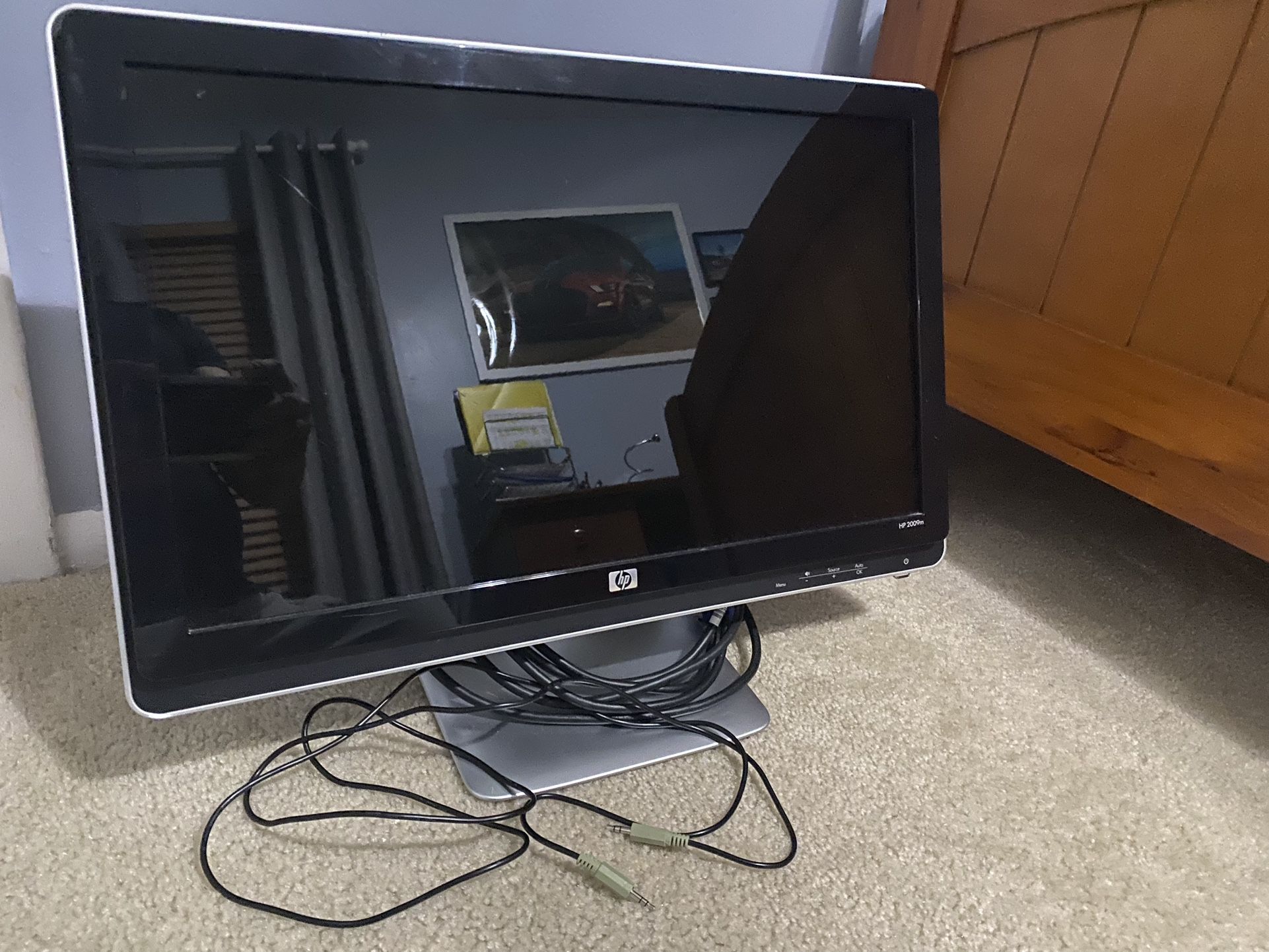 19”  HP Monitors With Build in Speakers 