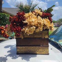 ELEGANT FAUX PLANTS / PLANTER. HOME DECOR 