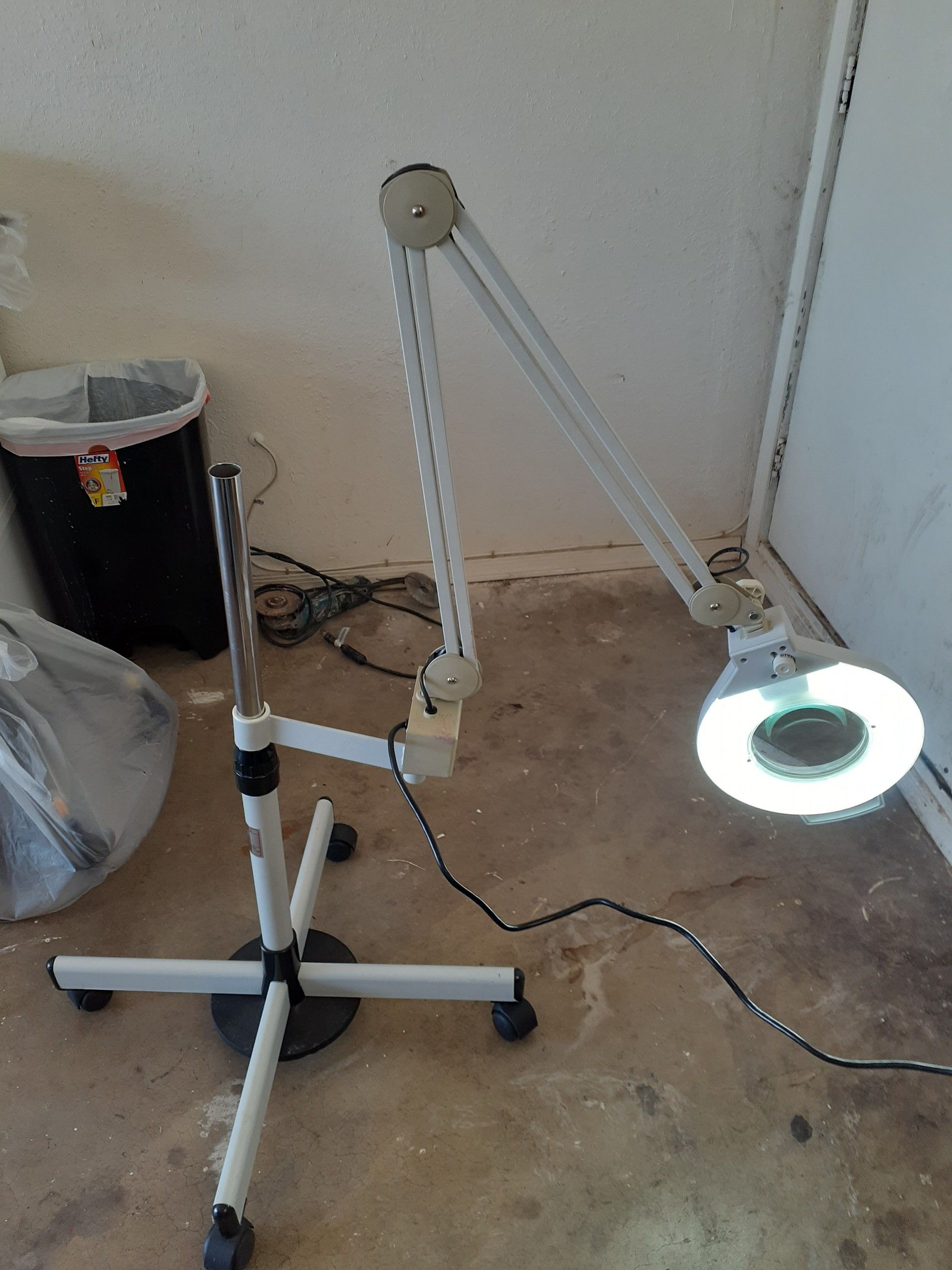 Magnifying Lamp with Caster Base