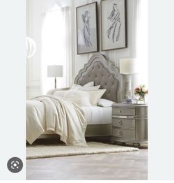 4 piece queen mirror bedroom set mint condition.