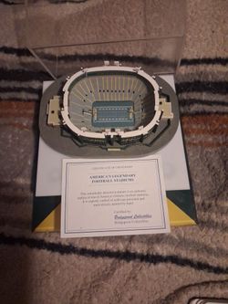 Lambeau field replica statue