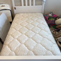 White Wood single bed With Mattress, Bedspread And Sheet Sets 
