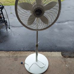 Lasko Fan Oscillating Pedestal/adjustable Height/3speed