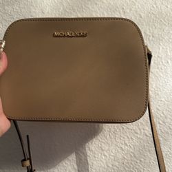 Tan Micheal Michael Kors Jet Set Medium East West Crossbody in the saffiano leather style.