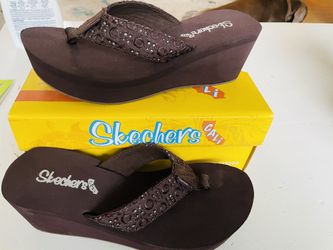 New In Box Skechers Wedge Flip Flops $5