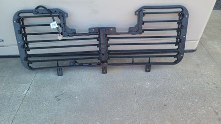 2017 - 2019 GMC SILVERADO CHEVROLET GMC 1500 SHUTTER ACTIVE GRILLE USED OEM. H1 