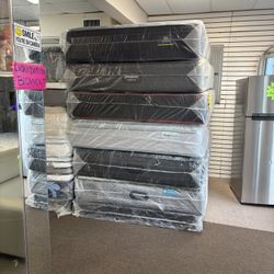 QUEEN SIZE MATTRESS AND BOX SPRING $249