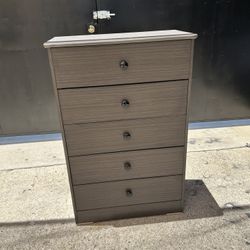 5 Drawers Dressers Available In Different Colors 