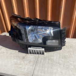 Headlight Nissan Frontier Regular  OEM  Right Passenger Side. 2023-2024-2024. Good Condition.