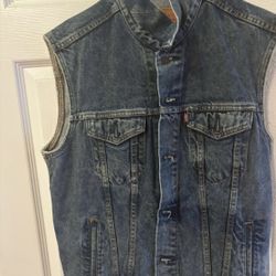 Men’s Sleeveless Levi’s Jacket Size Medium 