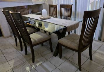 Beautiful thick glass dining table with 6 chairs ..👑 🧸