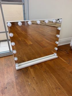 Hollywood Vanity Mirror with LED Bulbs
