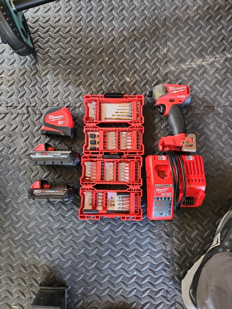 Milwaukee Drill/Driver Bundle – Batteries, Charger & Bits – Like New!