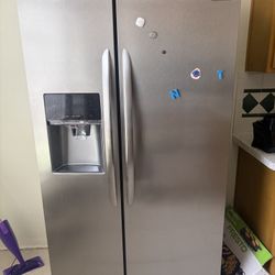 Frigidaire Gallery Side-by-Side Refrigerator – Needs Repair