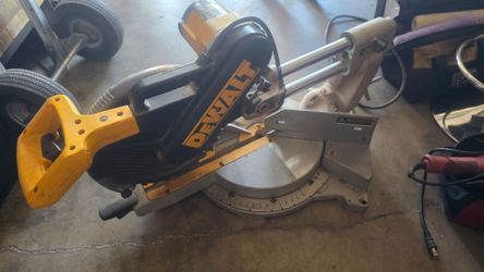 Dealt Compound Sliding Mitre Saw
