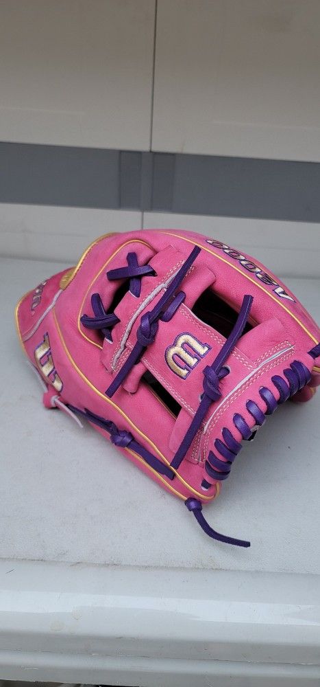 WILSON A2000 OMAHA BERRY
