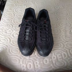 Black Nike Air Maxes Size: 10.5