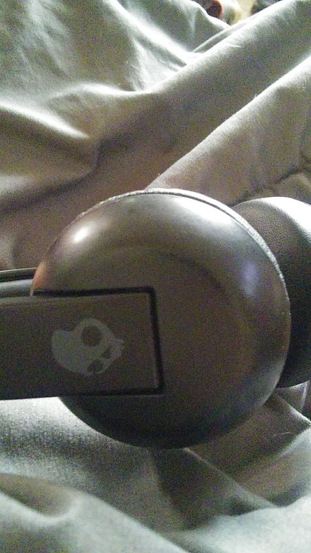2 pairs of wireless headphones